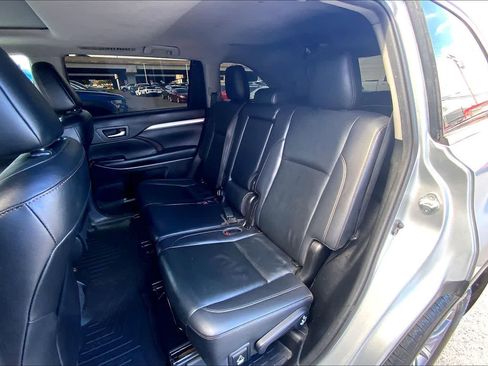 Used 2019 Toyota Highlander XLE AWD/4WD image 29