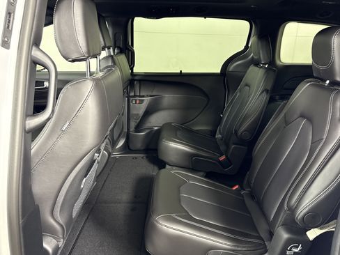 New 2026 Chrysler Pacifica Select image 14