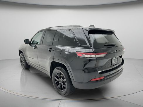 Used 2025 Jeep Grand Cherokee Altitude AWD/4WD image 6