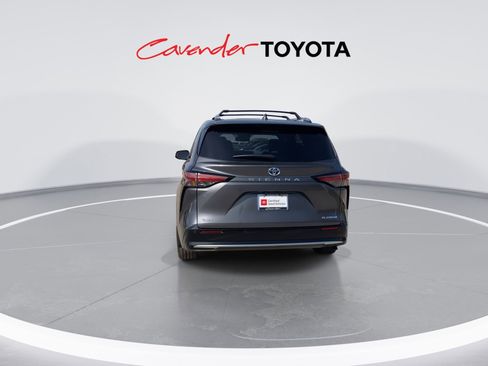 Certified 2025 Toyota Sienna Platinum image 7