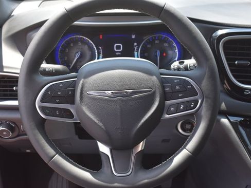 Used 2025 Chrysler Pacifica Select FWD image 20