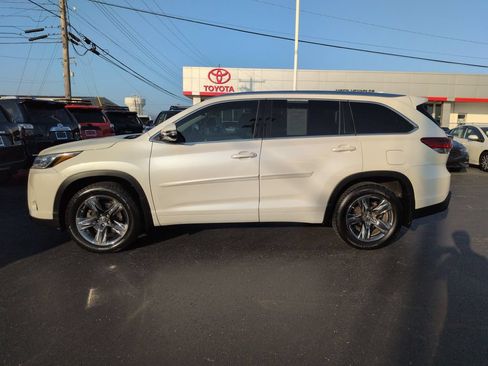 Used 2017 Toyota Highlander Limited Platinum w/ Preferred Accessory Package AWD/4WD image 2