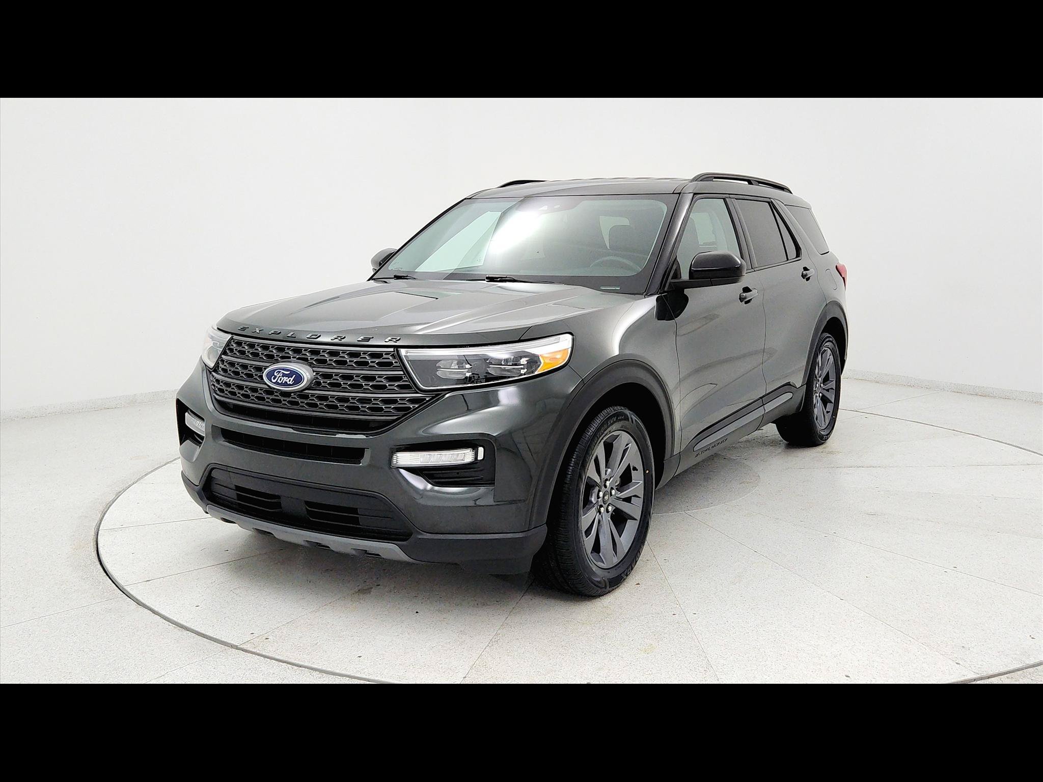 Used 2024 Ford Explorer XLT RWD image 1