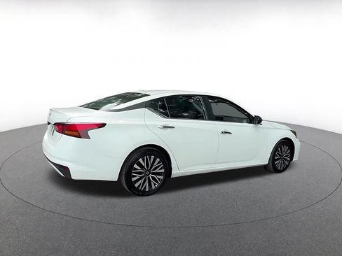 Used 2025 Nissan Altima 2.5 SV FWD image 13