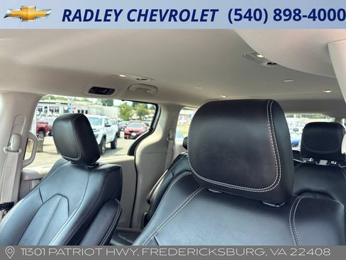 Used 2024 Chrysler Pacifica Touring-L FWD image 2