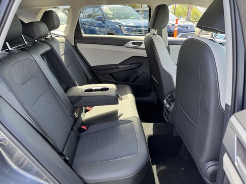 Used 2025 Volkswagen Taos SE AWD/4WD image 34