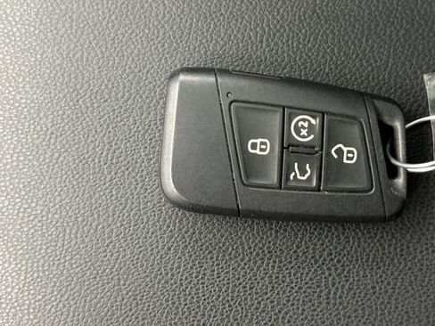 Used 2023 Volkswagen Taos SE w/ Panoramic Sunroof Package AWD/4WD image 24