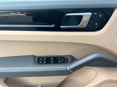 Used 2023 Porsche Cayenne image 10