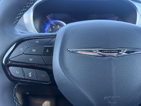 Used 2025 Chrysler Pacifica Limited image 25