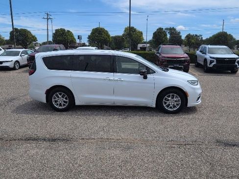 Used 2024 Chrysler Pacifica Touring-L FWD image 17