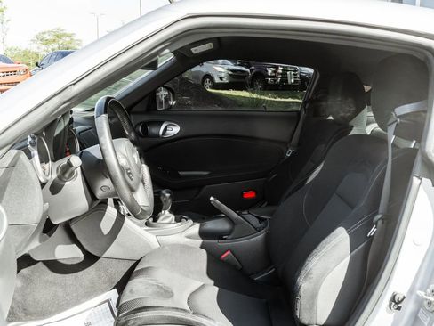 Used 2017 Nissan 370Z Coupe RWD image 21