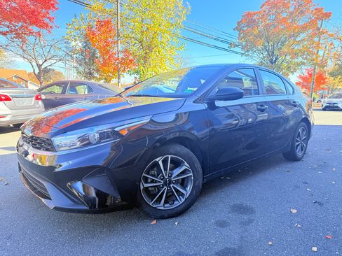 Used 2023 Kia Forte LXS image 2