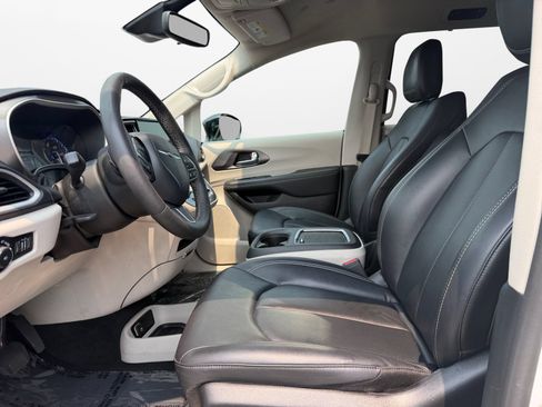 Used 2024 Chrysler Pacifica Touring-L FWD image 10