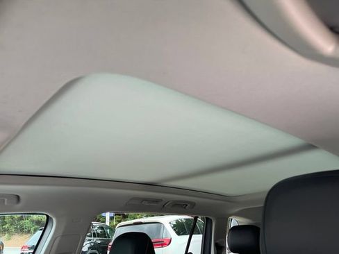 Used 2022 Volkswagen Tiguan SE FWD image 11