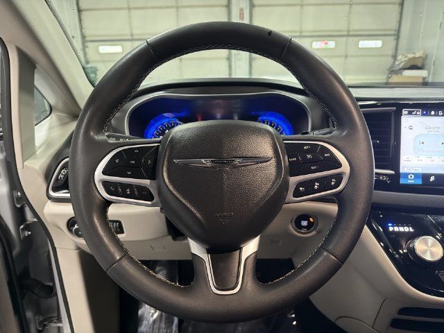 Used 2024 Chrysler Pacifica Touring-L FWD image 32