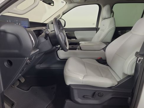 Used 2025 Ford Expedition Platinum image 19