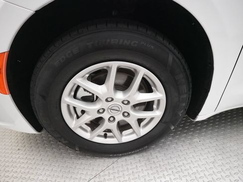 Used 2024 Chrysler Pacifica Touring-L FWD image 28