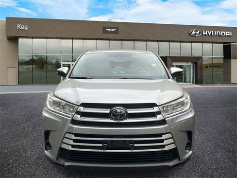 Used 2019 Toyota Highlander LE image 2
