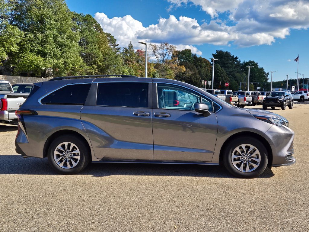 Used 2024 Toyota Sienna LE AWD/4WD image 7