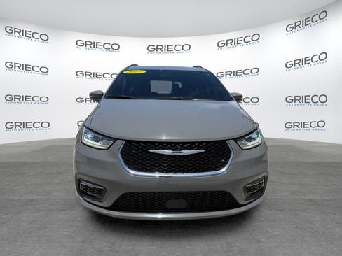 Used 2022 Chrysler Pacifica Touring-L FWD image 2