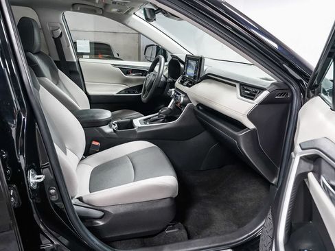 Used 2022 Toyota RAV4 XLE w/ Convenience Package FWD image 17