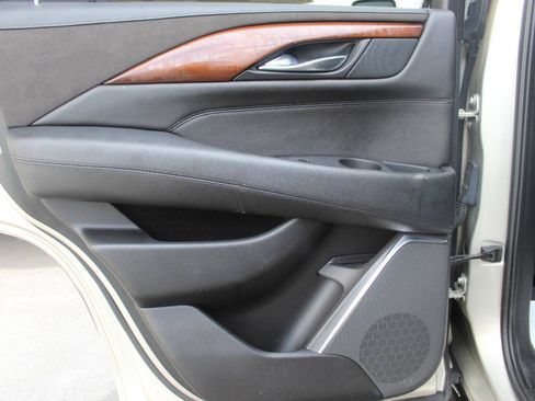 Used 2017 Cadillac Escalade Luxury AWD/4WD image 17