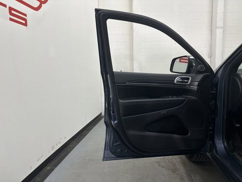 Used 2020 Jeep Grand Cherokee Limited w/ Luxury Group II image 37