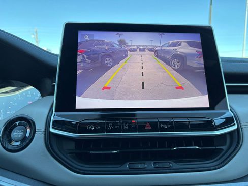 Used 2025 Jeep Compass Limited image 24