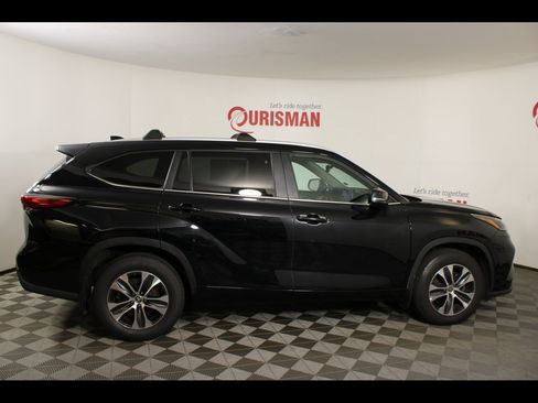 Used 2023 Toyota Highlander XLE AWD/4WD image 10