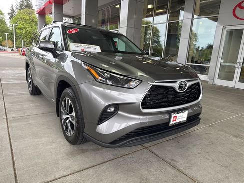 Certified 2025 Toyota Highlander XLE AWD/4WD image 1