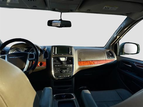 Used 2014 Chrysler Town & Country Touring image 16