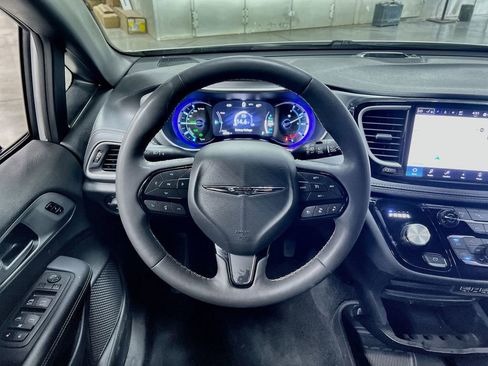 Used 2024 Chrysler Pacifica Select FWD image 18