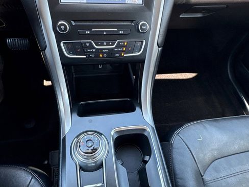 Used 2017 Ford Fusion SE w/ Fusion SE Technology Package FWD image 18