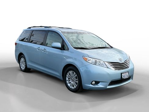 Used 2017 Toyota Sienna XLE Premium image 7