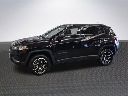 Used 2025 Jeep Compass Trailhawk AWD/4WD image 2