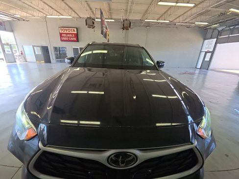 Used 2020 Toyota Highlander XLE AWD/4WD image 2