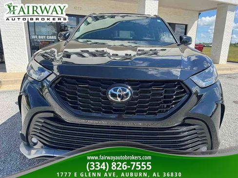 Used 2021 Toyota Highlander XSE FWD image 3