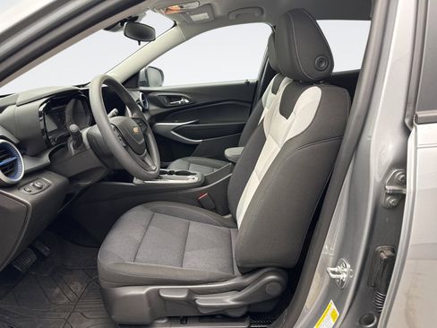 Used 2025 Chevrolet Trax LS w/ LS Convenience Package FWD image 11