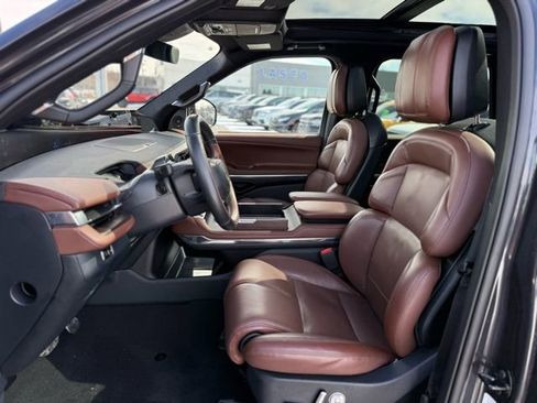 Used 2025 Lincoln Navigator Reserve image 16