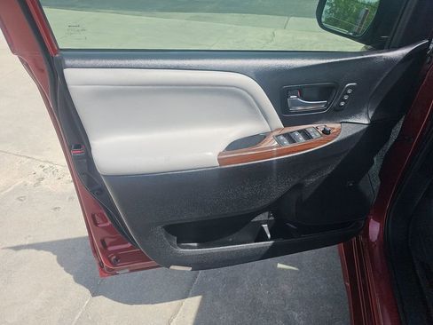 Used 2020 Toyota Sienna Limited Premium image 10