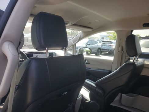 Used 2023 Chrysler Pacifica Touring-L FWD image 11