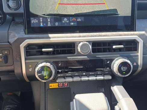 Used 2025 Toyota Tacoma Limited AWD/4WD image 37