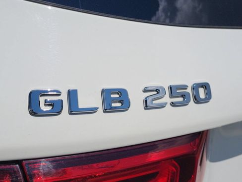 Used 2022 Mercedes-Benz GLB 250 4MATIC w/ Premium Package Lite image 18