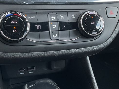 Used 2025 Buick Envista Preferred image 32