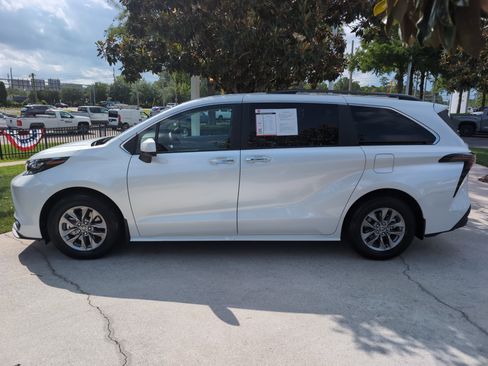 Certified 2026 Toyota Sienna XLE FWD image 7