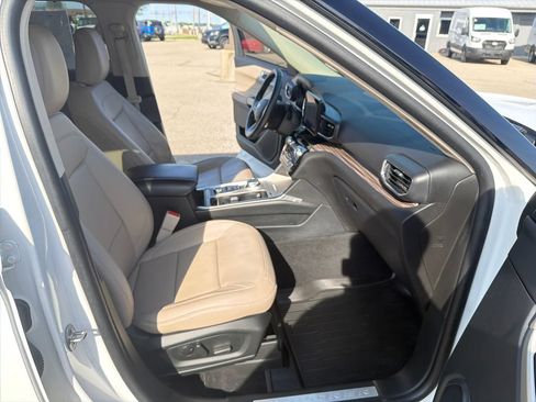 Used 2022 Ford Explorer Limited w/ Equipment Group 301A AWD/4WD image 22