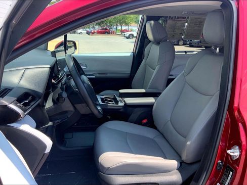 Used 2025 Toyota Sienna XLE FWD image 30