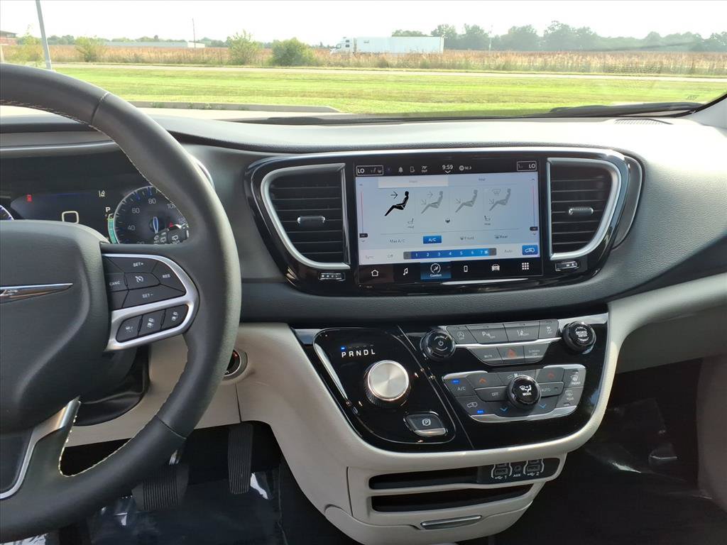 Used 2023 Chrysler Pacifica Touring-L FWD image 7
