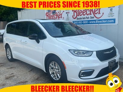 New 2025 Chrysler Pacifica Select
