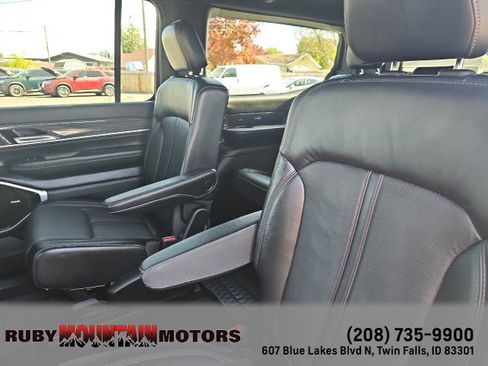 Used 2022 Jeep Wagoneer Series III w/ Premium Group I AWD/4WD image 31